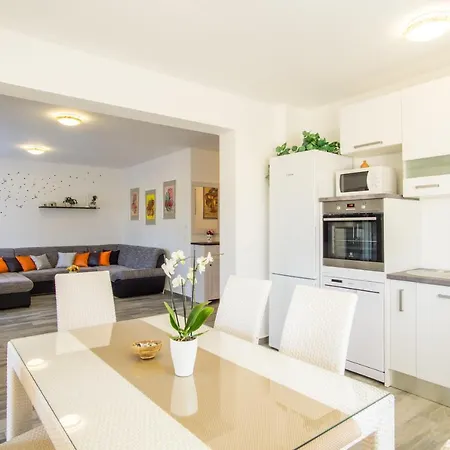 Lägenhet Casa Matea - 90 M From The Sea, New Private Swimming Pool Pula