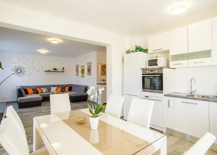 아파트 Casa Matea - 90 M From The Sea, New Private Swimming Pool 풀라